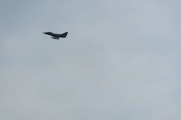 Avion dans le ciel par une journée nuageuse — Photo