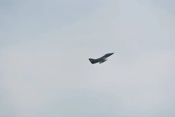 Samolot na niebie w pochmurny dzień — Zdjęcie stockowe