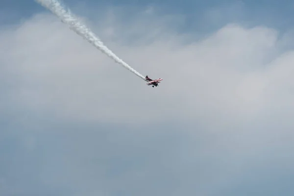Flugzeug am Himmel an einem bewölkten Tag — Stockfoto