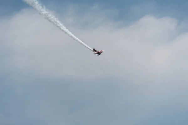 Αεροπλάνο στον ουρανό σε μια συννεφιασμένη μέρα — Φωτογραφία Αρχείου