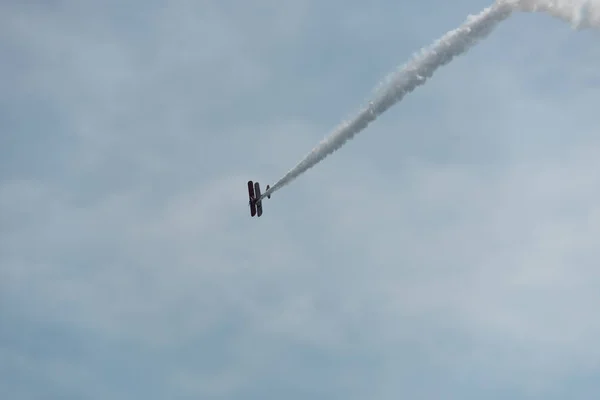 Airplane in the sky on a cloudy day — Stock Photo, Image