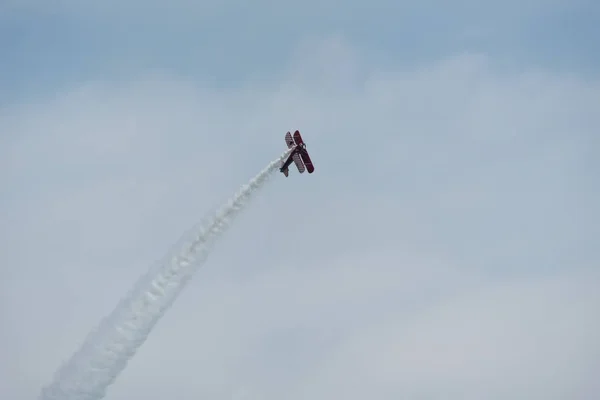 Flugzeug am Himmel an einem bewölkten Tag — Stockfoto