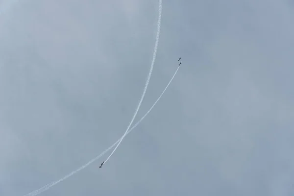 Vliegtuig in de lucht op een bewolkte dag — Stockfoto