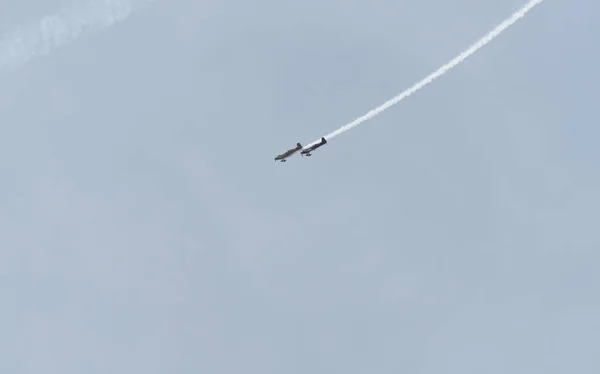 Avião no céu em um dia nublado — Fotografia de Stock