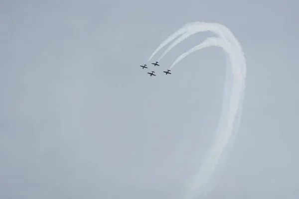 Aviones en el cielo en un día nublado — Foto de Stock