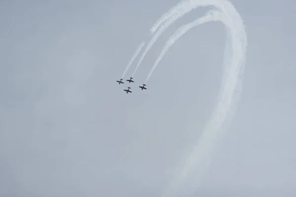 Avions dans le ciel par une journée nuageuse — Photo