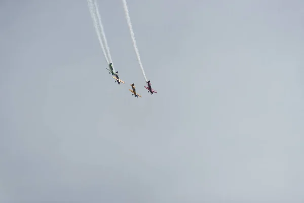 Самолеты в небе в облачный день — стоковое фото