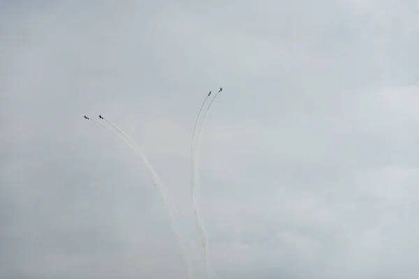 Vliegtuigen in de lucht op een bewolkte dag — Stockfoto