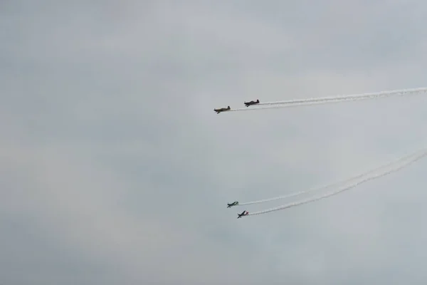 Vliegtuigen in de lucht op een bewolkte dag — Stockfoto