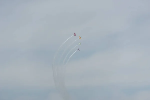 Aviones en el cielo en un día nublado — Foto de Stock