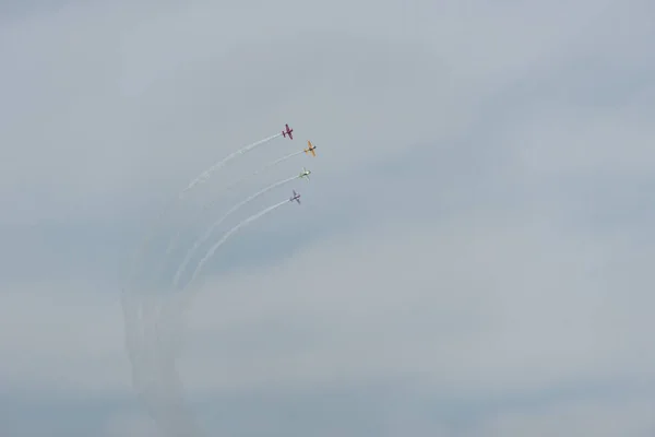 Avions dans le ciel par une journée nuageuse — Photo