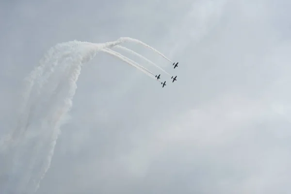 Flugzeuge am Himmel an einem bewölkten Tag — Stockfoto