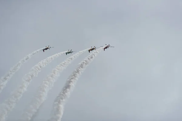 Flugzeuge am Himmel an einem bewölkten Tag — Stockfoto