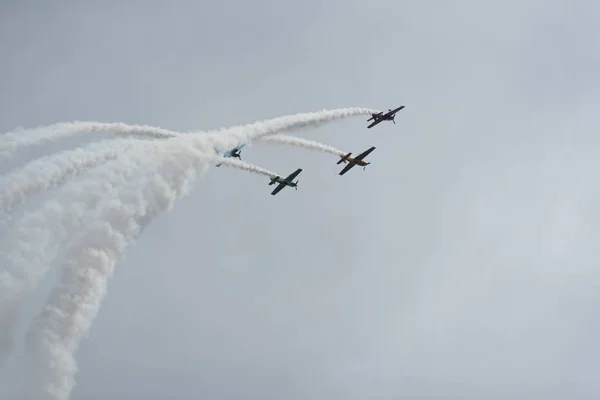 曇りの日の空に飛行機 — ストック写真