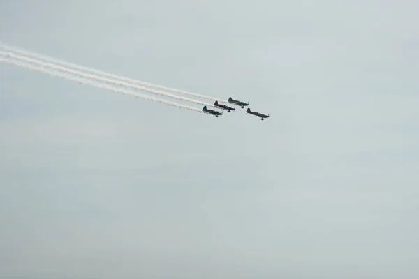 Flugzeuge am Himmel an einem bewölkten Tag — Stockfoto