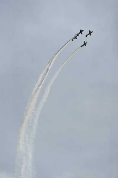 Flugzeuge am Himmel an einem bewölkten Tag — Stockfoto