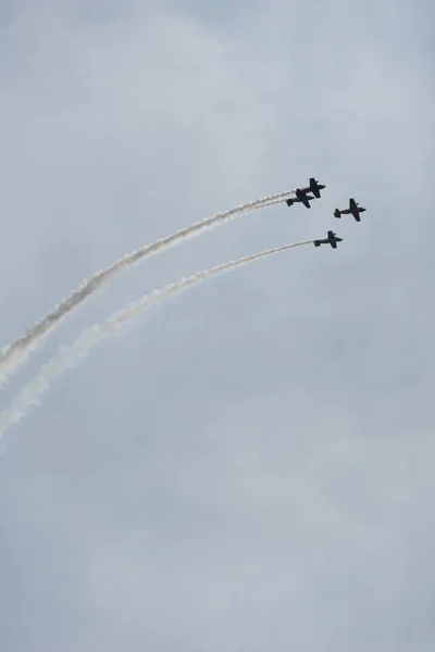 Avions dans le ciel par une journée nuageuse — Photo