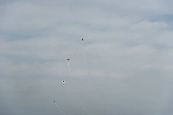 Vliegtuigen in de lucht op een bewolkte dag — Stockfoto