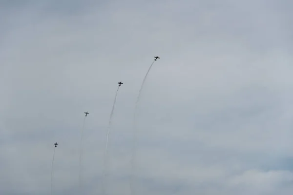 Aviões no céu em um dia nublado — Fotografia de Stock