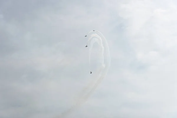 Avions dans le ciel par une journée nuageuse — Photo