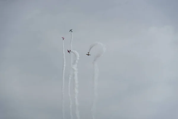 Aviones en el cielo en un día nublado —  Fotos de Stock