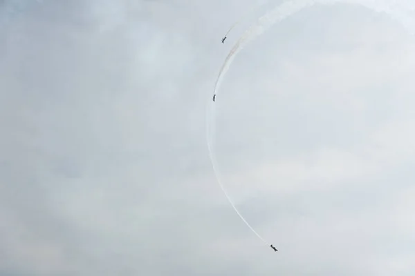 Aviones en el cielo en un día nublado —  Fotos de Stock