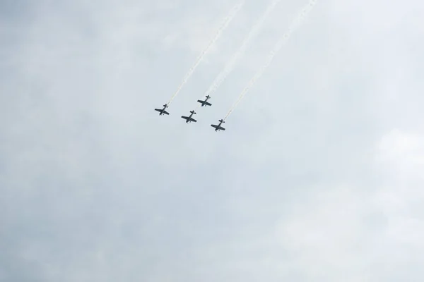 Flugzeuge am Himmel an einem bewölkten Tag — Stockfoto