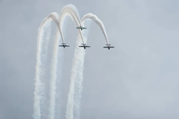 A felhős égen repülőgépek — Stock Fotó