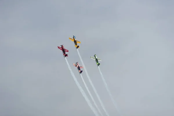 Avions dans le ciel par une journée nuageuse — Photo