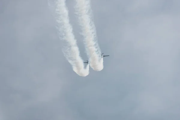 Flygplan i himlen på en molnig dag — Stockfoto