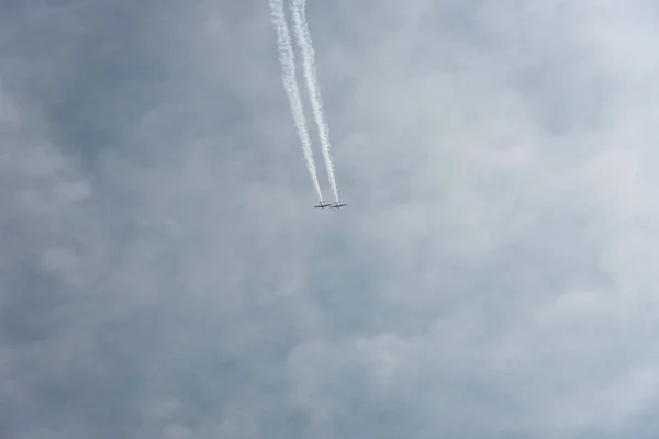 Flugzeuge am Himmel an einem bewölkten Tag — Stockfoto