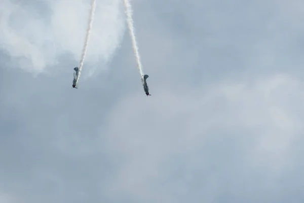 Flugzeuge am Himmel an einem bewölkten Tag — Stockfoto