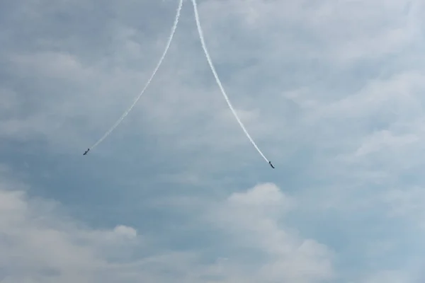 Самолеты в небе в облачный день — стоковое фото