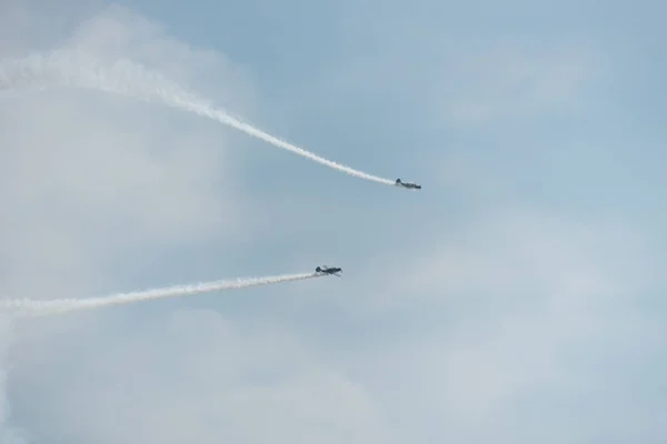 Flugzeuge am Himmel an einem bewölkten Tag — Stockfoto