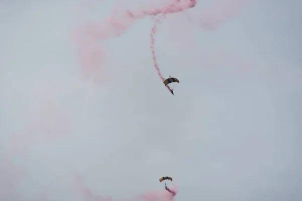 Fallskärmshoppare i himlen på en molnig dag — Stockfoto