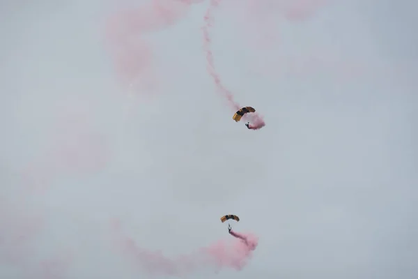 Paraquedistas no céu em um dia nublado — Fotografia de Stock