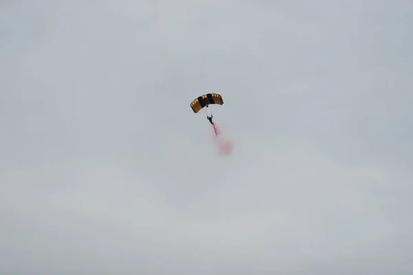 Paracadutista nel cielo in una giornata nuvolosa — Foto Stock
