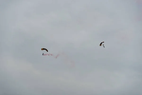 Fallschirmspringer am Himmel an einem bewölkten Tag — Stockfoto