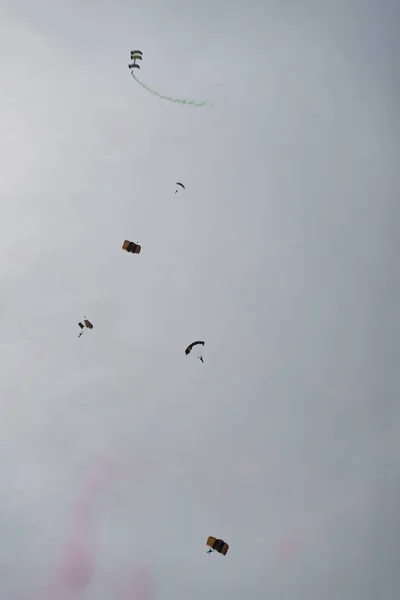 Paraquedistas no céu em um dia nublado — Fotografia de Stock