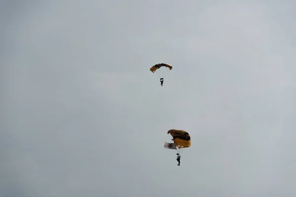 Fallschirmspringer am Himmel an einem bewölkten Tag — Stockfoto