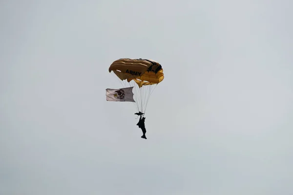 曇りの日の空に落下傘兵 — ストック写真