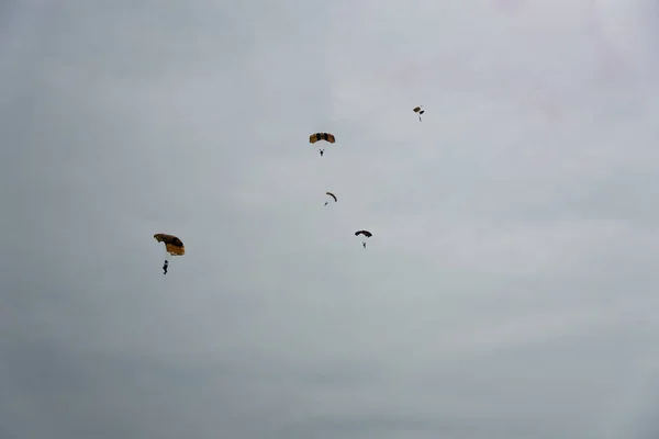 Fallschirmspringer am Himmel an einem bewölkten Tag — Stockfoto