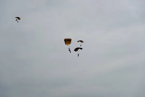 흐린 날에 하늘에서 낙하산 병 — 스톡 사진