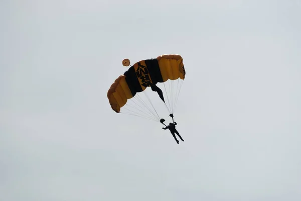 Skoczka spadochronowego na niebie w pochmurny dzień — Zdjęcie stockowe