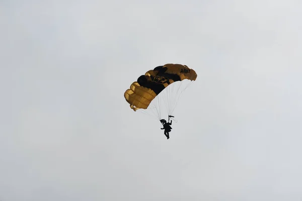 Parachutiste dans le ciel par une journée nuageuse — Photo