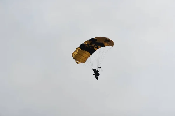 Fallskärmshoppare i himlen på en molnig dag — Stockfoto