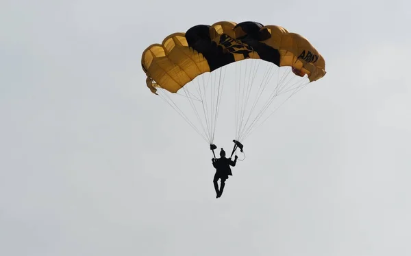 Paraquedistas no céu em um dia nublado — Fotografia de Stock