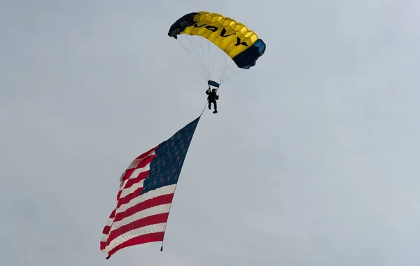 Parachutist in de hemel op een bewolkte dag — Stockfoto