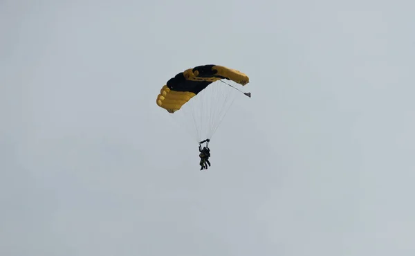 Parachutiste dans le ciel par une journée nuageuse — Photo