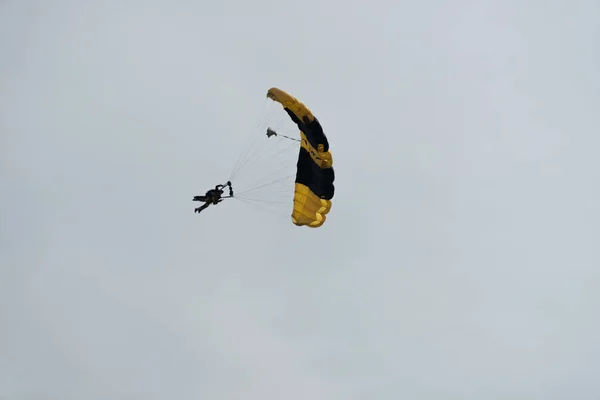 曇りの日の空に落下傘兵 — ストック写真